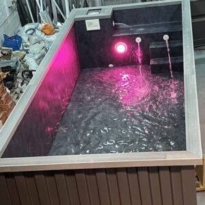 Piscina Container Candybleaz, con 4,5 metri di lunghezza e 2,5 metri di larghezza.
